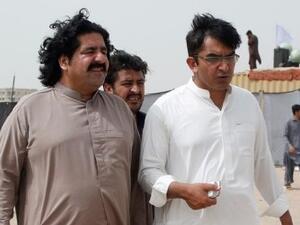 السلطات الباكستانية تمنع نائبين ينتقدان الجيش من مغادرة البلاد