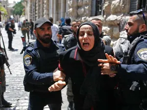 استمرار التوتر في القدس لليوم الثالث بسبب البوابات الإلكترونية

