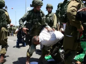جنود إسرائيليون يعتقلون فلسطينيا خلال تظاهرة تضامن مع المعتقلين الفلسطينيين المضربين عن الطعام في سجون إسرائيل

