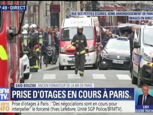 رجل يحتجز رهائن في باريس 