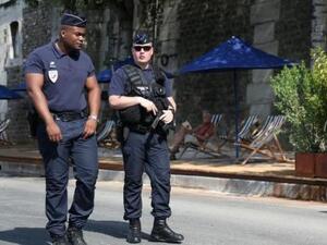 شرطيان يقومان بأعمال الدورية في باريس