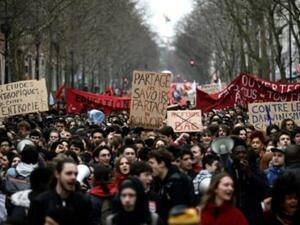 طلاب يتظاهرون في باريس ضد الاصلاحات الحكومية
