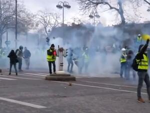 الشرطة تتصدى للسترات الصفراء في باريس بالغاز ومدافع المياه