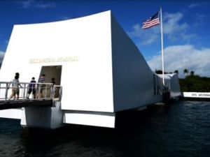 المزار المقام في مكان غرق السفينة الحربية الاميركية يو اس اس اريزونا تكريما لارواح القتلى من طاقمها اثر اصابتها في 7 ك1/ديسمبر 1941 في هجوم القوات اليابانية في الحرب العالمية الثانية على بيرل هاربر في هاواي

