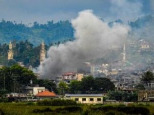 اعمدة دخان تتصاعد من ابنية في ماراوي جنوب الفيليبين بعد غارات لسلاح الجو الفيليبني ضد مواقع مسلحين متطرفين في المدينة
