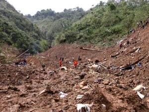 بحث مضنٍ في الفيليبين عن ضحايا انهيار أرضي جراء الإعصار مانغخوت
