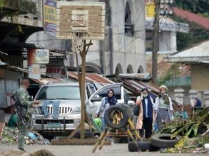الحياة تعود بحذر إلى مدينة مراوي الفيليبينية
