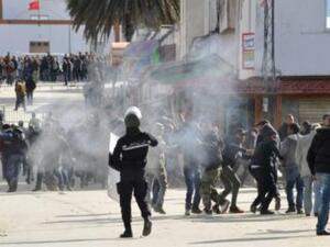 مواجهات بين محتجين وقوات الامن التونسية اثر تظاهرة احتجاج واضراب عام في مدينة سجنان بالشمال التونسي 
