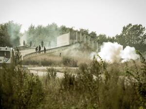 Riot police disperse migrants and refugees trying to get into trucks heading to Great Britain, on September 21, 2016 in Calais. (AFP/Philippe Huguen)