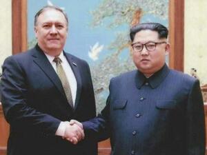 كيم جونغ اون (يمين) مع مايك بومبيو
