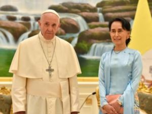 البابا فرنسيس والزعيمة المدنية البورمية اونغ سان سو تشي
