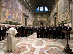 البابا فرنسيس خلال استقباله السفراء المعتمدين في الفاتيكان
