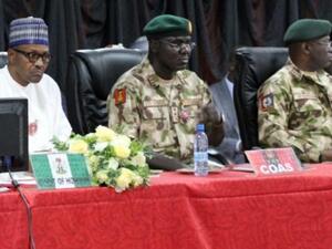 الرئيس النيجيري محمد بخاري (يسار) مع قائد الجيش توكور يوسف بوراتاي خلال افتتاح مؤتمر الجيش السنوي
