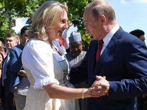 بوتين خلال مراقصته لوزيرة خارجية النمسا