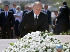 بوتين يضع اكليل زهور على قبر كريموف في سمرقند