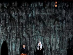 الرئيس فلاديمير بوتين مدشنا نصبا لضحايا القمع السياسي في موسكو

