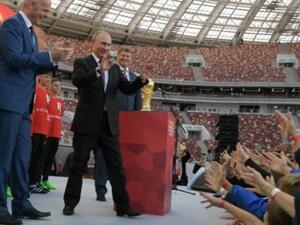 رئيس الفيفا جياني انفانتينو (يسار) والرئيس الروسي فلاديمير بوتين في موسكو قبل انطلاق كأس العالم الشهر الماضي
