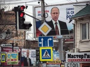 ملصقات لدعم حملة الرئيس الروسي فلاديمير بوتين الانتخابية في سيمفيروبول في شبه جزيرة القرم
