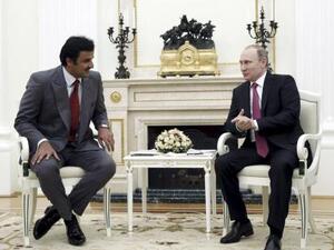 بوتين (إلى اليمين) خلال لقاء مع أمير قطر الشيخ تميم بن حمد آل ثاني في موسكو

