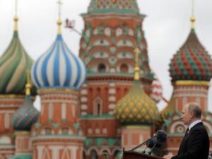 الرئيس الروسي فلاديمير بوتين متحدثا في الساحة الحمراء في الذكرى الثانية والسبعين لانتهاء الحرب العالمية الثانية
