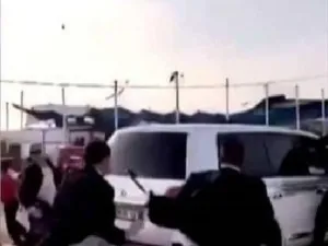متظاهرون غاضبون يرشقون موكب السفير القطري بالحجارة في غزة 
