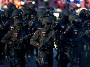 عناصر من القوات المسلحة القطرية خلال عرض بمناسبة العيد الوطني، في الدوحة

