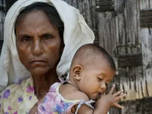 امرأة من الروهينغا مع طفل في معسكر أقيم خارج مدينة سيتوي في ولاية راخين في ميانمار
