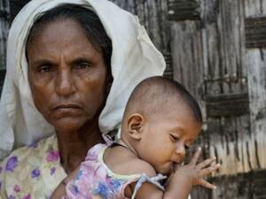 امرأة من الروهينغا مع طفل في معسكر أقيم خارج مدينة سيتوي في ولاية راخين في ميانمار
