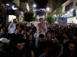 مسيرة في رام الله تطالب برفع الحصار عن قطاع غزة

