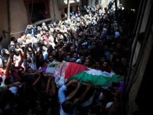مشيعون يحملون جثمان المسعفة الفلسطينية رزان النجار في خان يونس قطاع غزة يوم السبت
