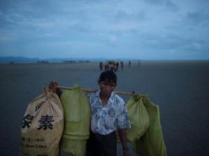 نازح من الروهينغا يعبر الحدود من بورما الى بنغلادش

