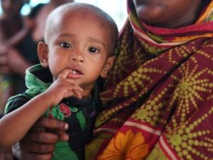 طفل من اللاجئين الروهينغا ينتظر معاينة الطبيب في مخيم بالوخالي للاجئين في مقاطعة اوخيا في بنغلادش

