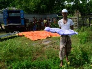 متطوع بنغلادشي يحمل جثة طفل من الروهينغا قضى في غرق مركب

