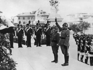 صورة للديكتاتور بنيتو موسوليني وملك ايطاليا فيكتور ايمانويل الثالث خلال احتفال امام نصب الجندي المجهول في روما.
