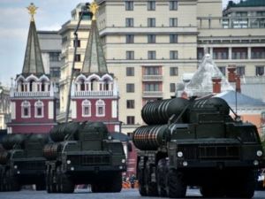 بطاريات صواريخ من نوع اس-400 خلال عرض عسكري في موسكو

