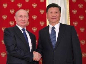 الرئيسان الروسي فلاديمير بوتين والصيني شي جينبنغ خلال لقاء غير رسمي في الكرملين في موسكو يوم 3 تموز/يوليو 2017

