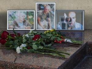 تكريم للصحافيين الروس الثلاثة مراسل الحرب اورخان جمال وصحافي التوثيق الكسندر راستورغوييف والمصور كيريل رادتشينكو امام "البيت المركزي للصحافيين" في موسكو
