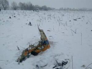 حطام الطائرة مغطى يالثلوج
