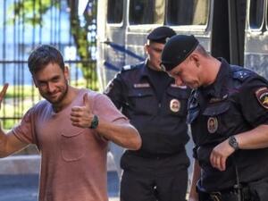 الناشط مع فرقة "بوسي رايوت" بيوتر فيرزيلوف في صورة ملتقطة في تموز/يوليو 2018 
