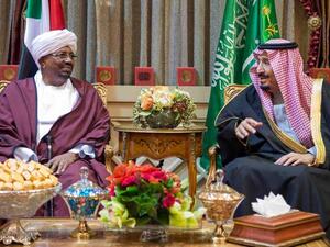 العاهل السعودي يلتقي الرئيس السوداني في المغرب