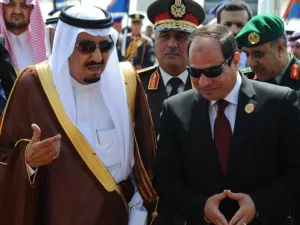 الرئيس المصري عبد الفتاح السيسي خلال استقباله العاهل السعودي الملك سلمان في القاهرة في ابريل الماضي
