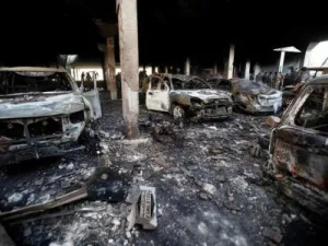 أشخاص يقفون في موقع غارة جوية قال شهود إن طائرة تابعة للتحالف الذي تقوده السعودية شنها على دار عزاء في صنعاء
