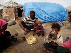 أسرة تتناول الإفطار بمخيم لمشردين قرب صنعاء
