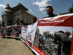 أشخاص يحملون لافتات تعرض ضحايا غارة جوية بقيادة السعودية خلال احتجاج أمام مكاتب الأمم المتحدة في صنعاء
