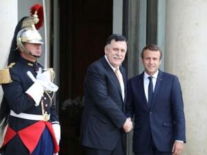 رئيس حكومة الوفاق الوطني الليبية فائز السراج لدى اسقباله في الايليزي من الرئيس الفرنسي ايمانويل ماكرون
