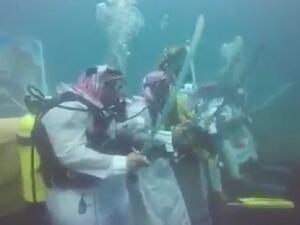 سعوديون يرقصون العرضة في قاع البحر 

