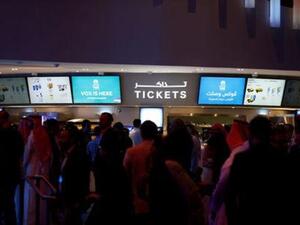 سعوديون يتجمعون لشراء تذاكر في افتتاح دار للسينما في مجمع تجاري في الرياض 
