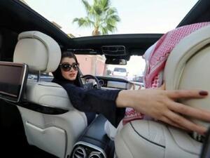 امرأة سعودية تتدرب على قيادة السيارات

