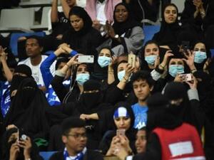 نساء سعوديات متفرجات خلال مباريات لكرة القدم في الرياض
