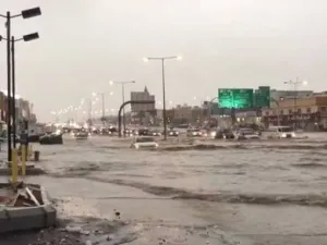 إضطراب بحركة السير وإقفال مدارس جراء الأمطار الغزيرة بالسعودية